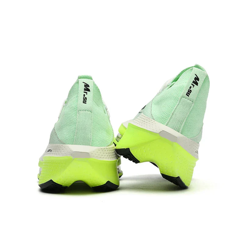 Chaussures running femme légères et respirantes. Design aéré, semelle amortissante pour course rapide et confortable.