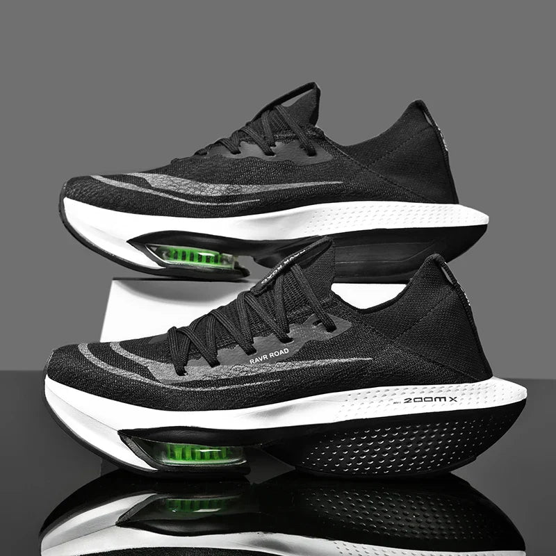 Chaussures running femme légères et respirantes. Design aéré, semelle amortissante pour course rapide et confortable.