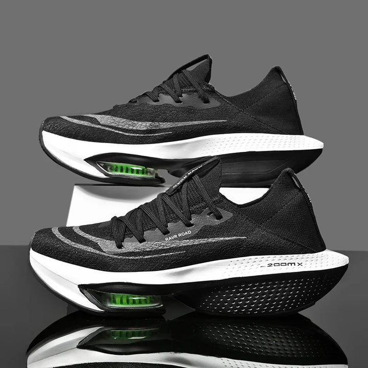 Chaussures running femme légères et respirantes. Design aéré, semelle amortissante pour course rapide et confortable.