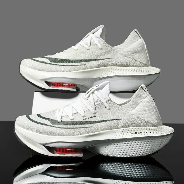 Chaussures running femme légères et respirantes. Design aéré, semelle amortissante pour course rapide et confortable.