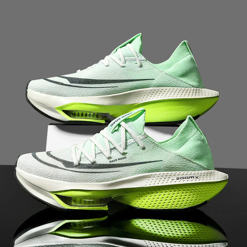 Chaussures running femme légères et respirantes. Design aéré, semelle amortissante pour course rapide et confortable.