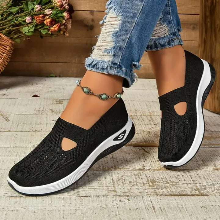 Paire de chaussures femme légères, confortables et respirantes, faciles à enfiler pour un usage quotidien.