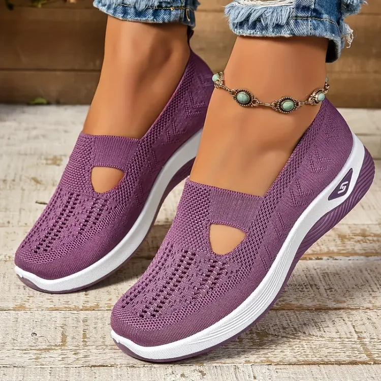 Chaussures plates femme respirantes, idéales pour la marche et le quotidien, avec un design slip-on pratique.