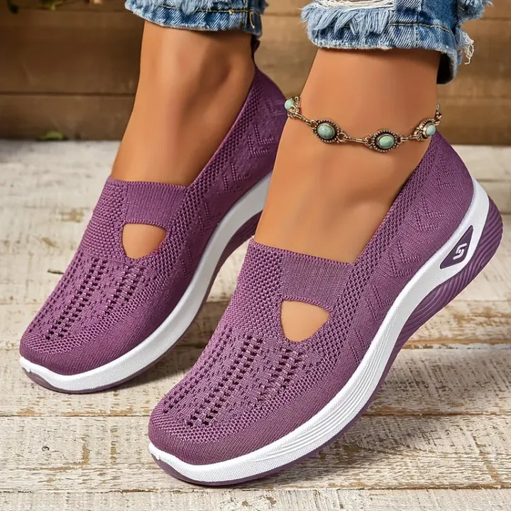 Chaussures plates femme respirantes, idéales pour la marche et le quotidien, avec un design slip-on pratique.