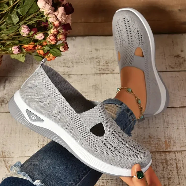 Confortables chaussures slip-on femme, légères et élégantes, parfaites pour un look décontracté quotidien.