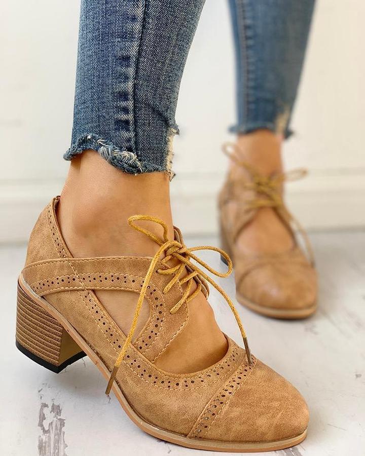 Escarpins vintage beiges pour femmes, talons élégants, parfaits pour la mode rétro et soirée.