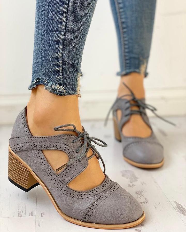 Profil de chaussures à talons vintage pour femmes, talon élégant et stable, style chic rétro intemporel.