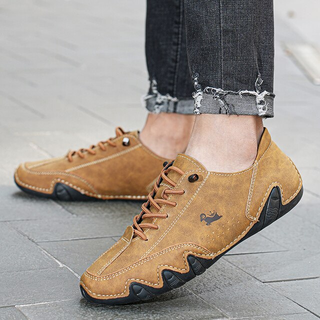 Chaussures unisexes confortables. Modèle élégant et moderne.  Semelles souples et respirantes.