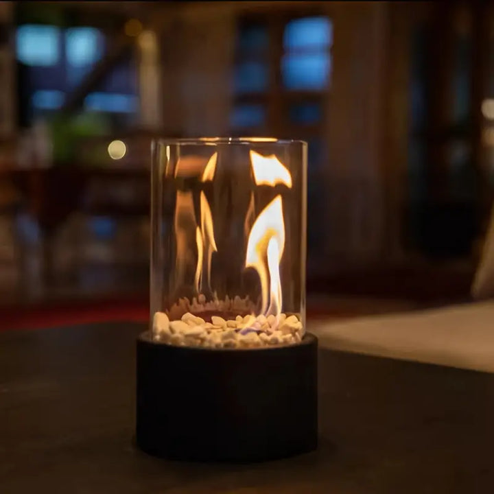 Cheminée table bioéthanol moderne, sans fumée. Flammes dansantes protégées par du verre. Décoration intérieure chaleureuse.