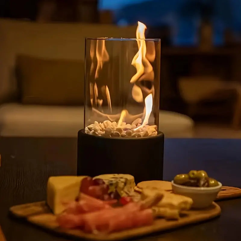Cheminée table bioéthanol moderne, sans fumée. Flammes dansantes protégées par du verre. Décoration intérieure chaleureuse.