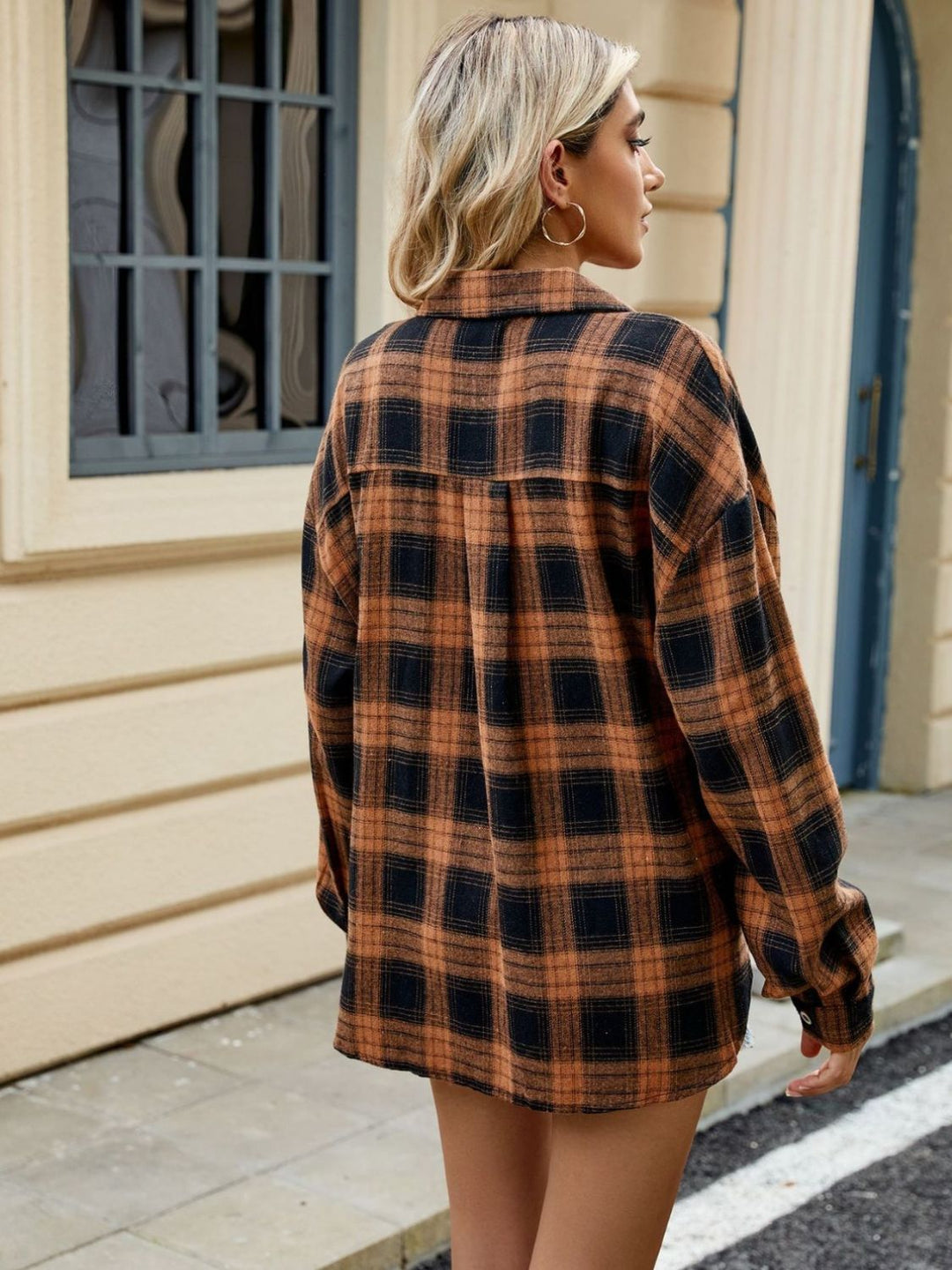 "Chemise à carreaux femme manches longues, style chic, col structuré, couleurs variées, matériau doux et résistant."