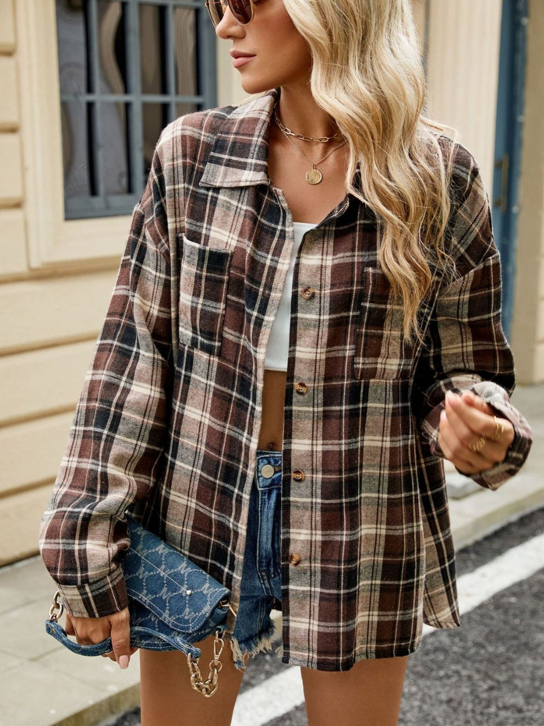 "Chemise à carreaux femme manches longues, style chic, col structuré, couleurs variées, matériau doux et résistant."