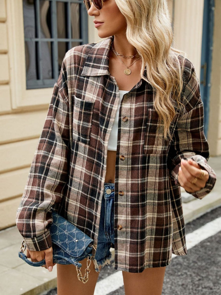 "Chemise à carreaux femme manches longues, style chic, col structuré, couleurs variées, matériau doux et résistant."
