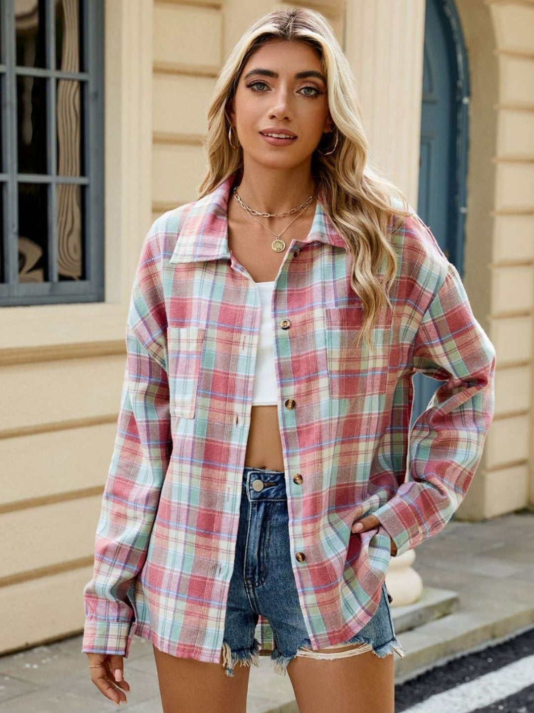 "Chemise à carreaux femme manches longues, style chic, col structuré, couleurs variées, matériau doux et résistant."