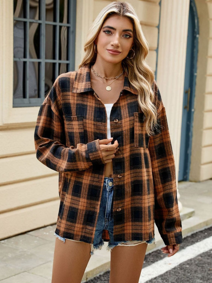 "Chemise à carreaux femme manches longues, style chic, col structuré, couleurs variées, matériau doux et résistant."
