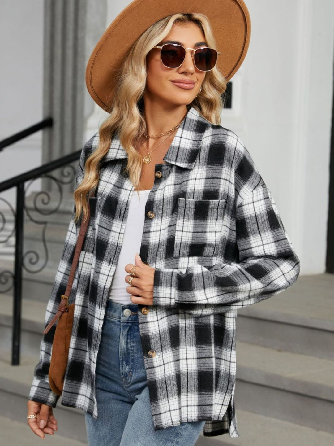 "Chemise à carreaux femme manches longues, style chic, col structuré, couleurs variées, matériau doux et résistant."