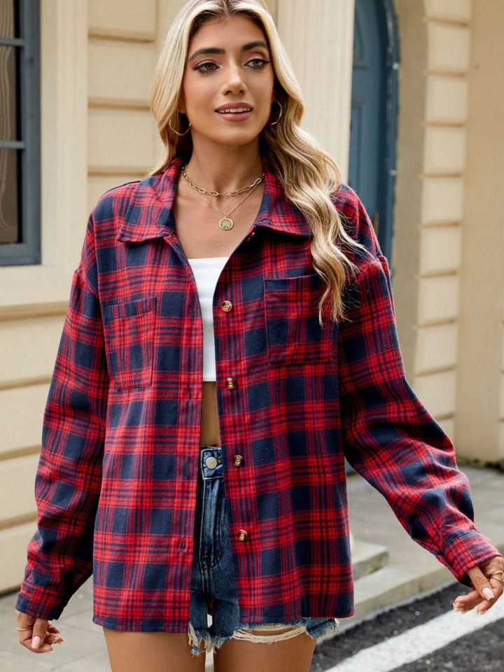 "Chemise à carreaux femme manches longues, style chic, col structuré, couleurs variées, matériau doux et résistant."