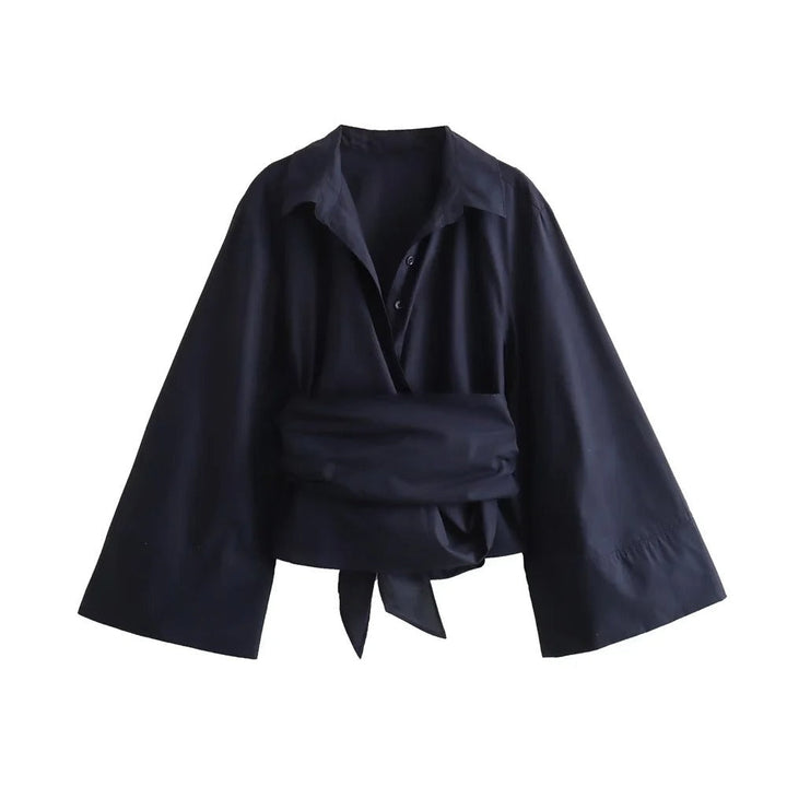 Chemise ample femme blanche à col polo élégant, manches longues. Idéale pour un style décontracté chic ou tenue de bureau.