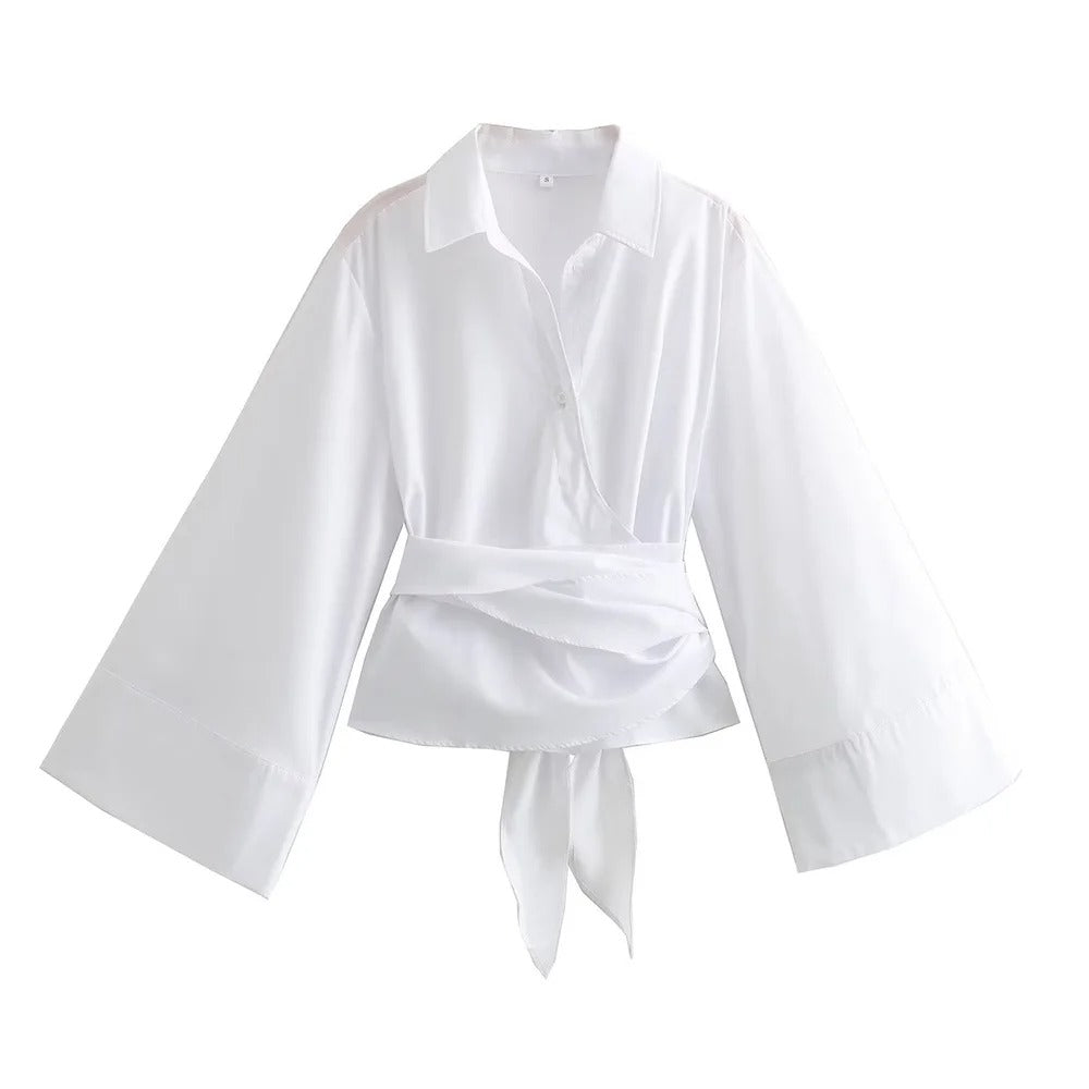 Blouse femme polyvalente bleu marine, coupe ample et col polo. Parfaite pour un look printanier décontracté ou chic.