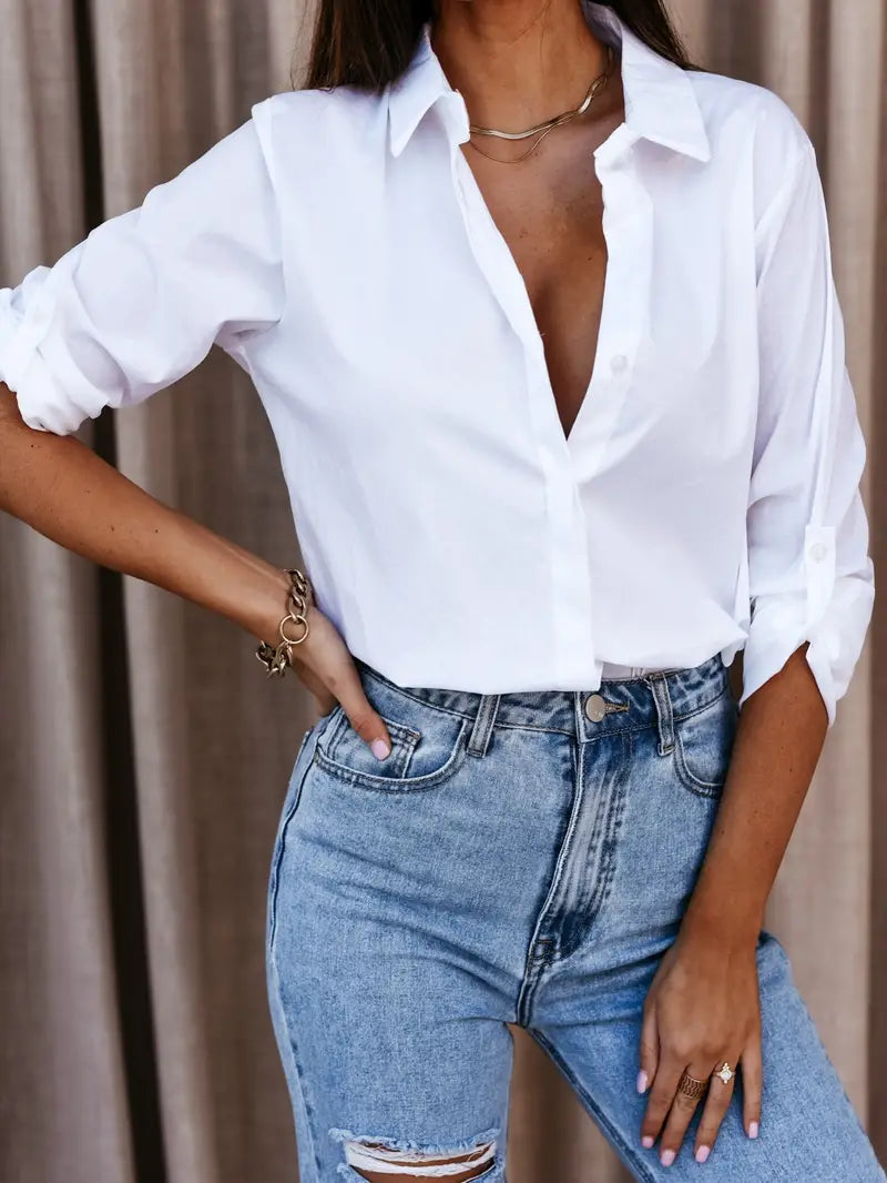 Chemise blanche ajustée, coupe élégante et intemporelle.  Parfait pour toutes occasions.