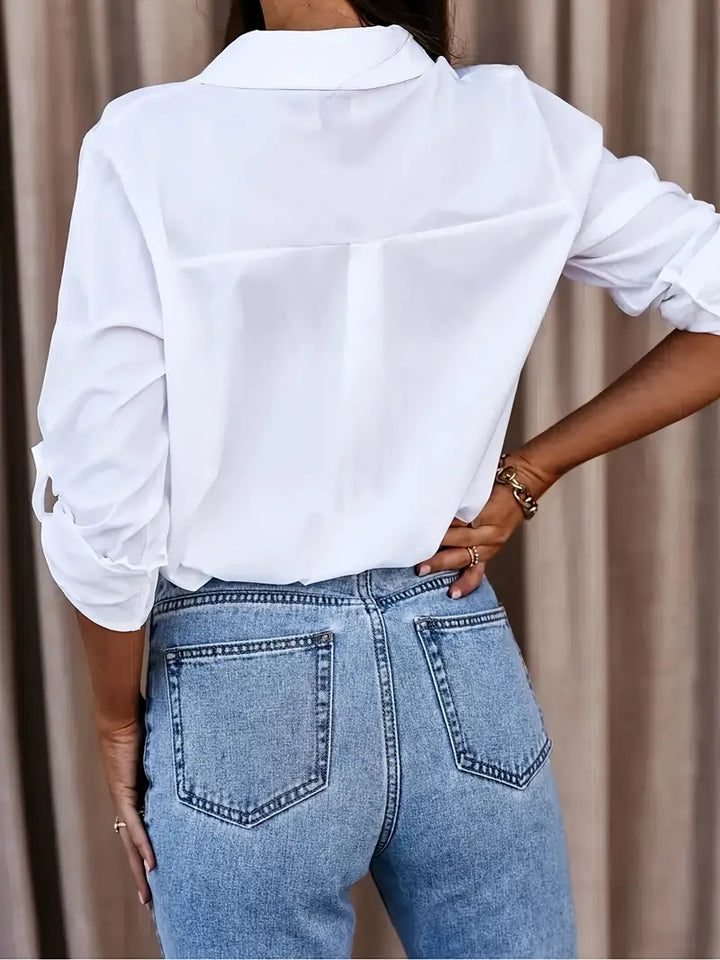Chemise blanche ajustée, coupe élégante et intemporelle.  Parfait pour toutes occasions.