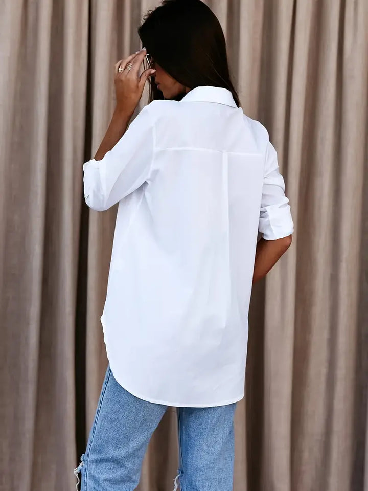 Chemise blanche ajustée, coupe élégante et intemporelle.  Parfait pour toutes occasions.