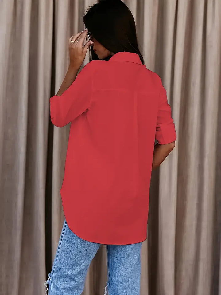 Chemise blanche ajustée, coupe élégante et intemporelle.  Parfait pour toutes occasions.