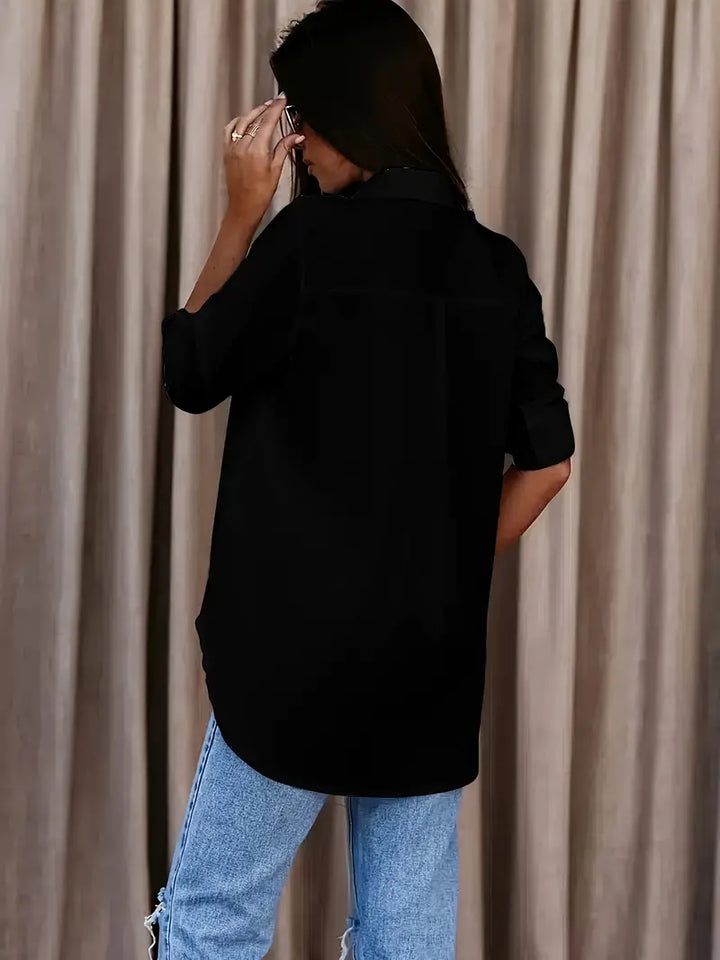 Chemise blanche ajustée, coupe élégante et intemporelle.  Parfait pour toutes occasions.