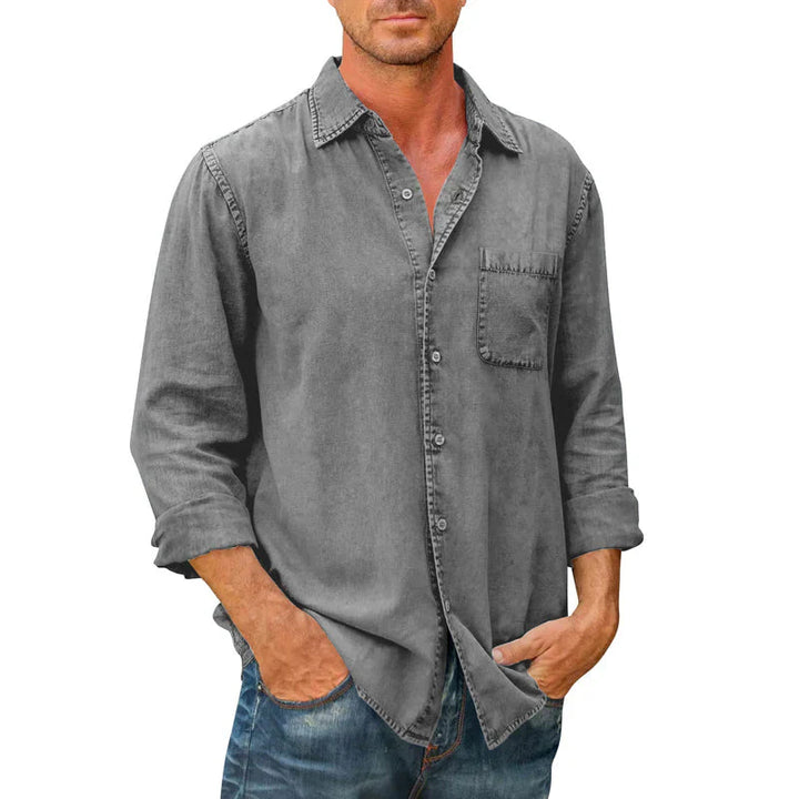 Chemise boutonnée décontractée homme, finitions soignées, manches longues, pour un look élégant et intemporel.