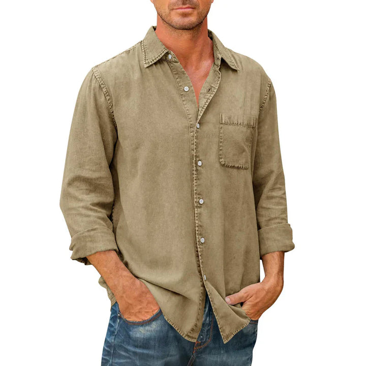 Chemise homme décontractée boutonnée, un classique de la mode masculine, confortable et polyvalente.