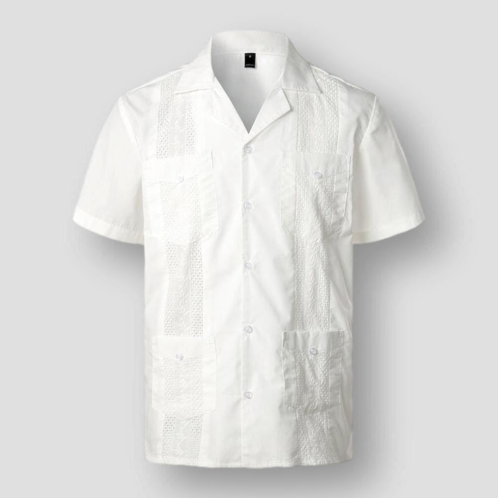 "Chemise brodée homme style tropical, motifs détaillés, tissu doux, couleurs variées pour élégance et confort insulaires."