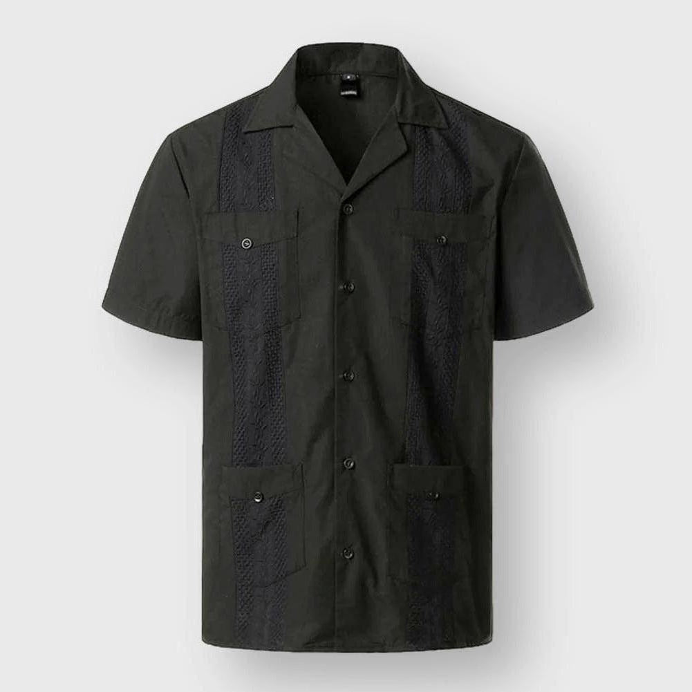 "Chemise brodée homme style tropical, motifs détaillés, tissu doux, couleurs variées pour élégance et confort insulaires."