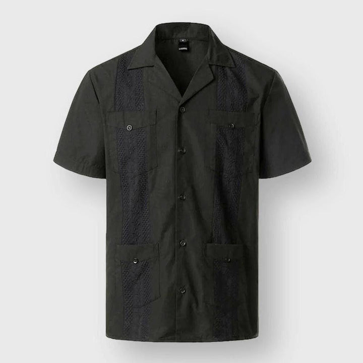 "Chemise brodée homme style tropical, motifs détaillés, tissu doux, couleurs variées pour élégance et confort insulaires."