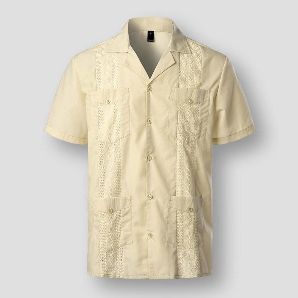 "Chemise brodée homme style tropical, motifs détaillés, tissu doux, couleurs variées pour élégance et confort insulaires."