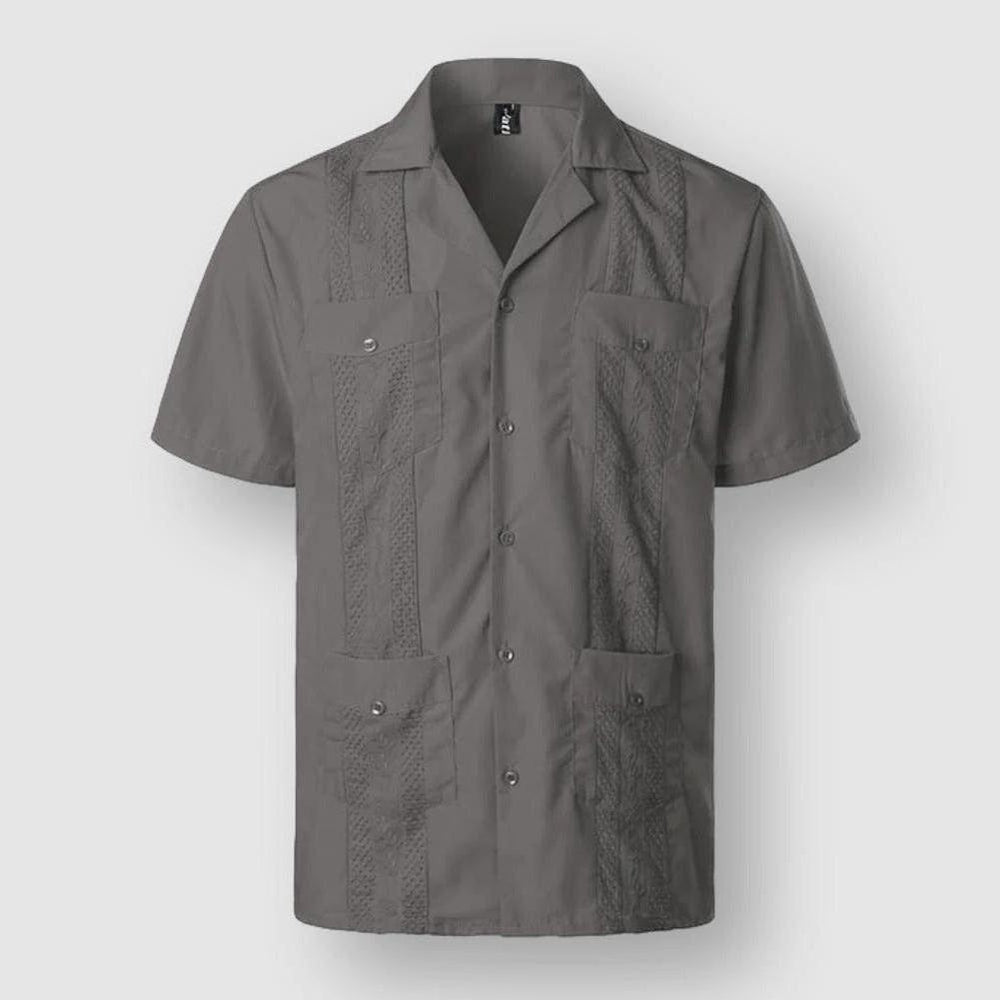 "Chemise brodée homme style tropical, motifs détaillés, tissu doux, couleurs variées pour élégance et confort insulaires."