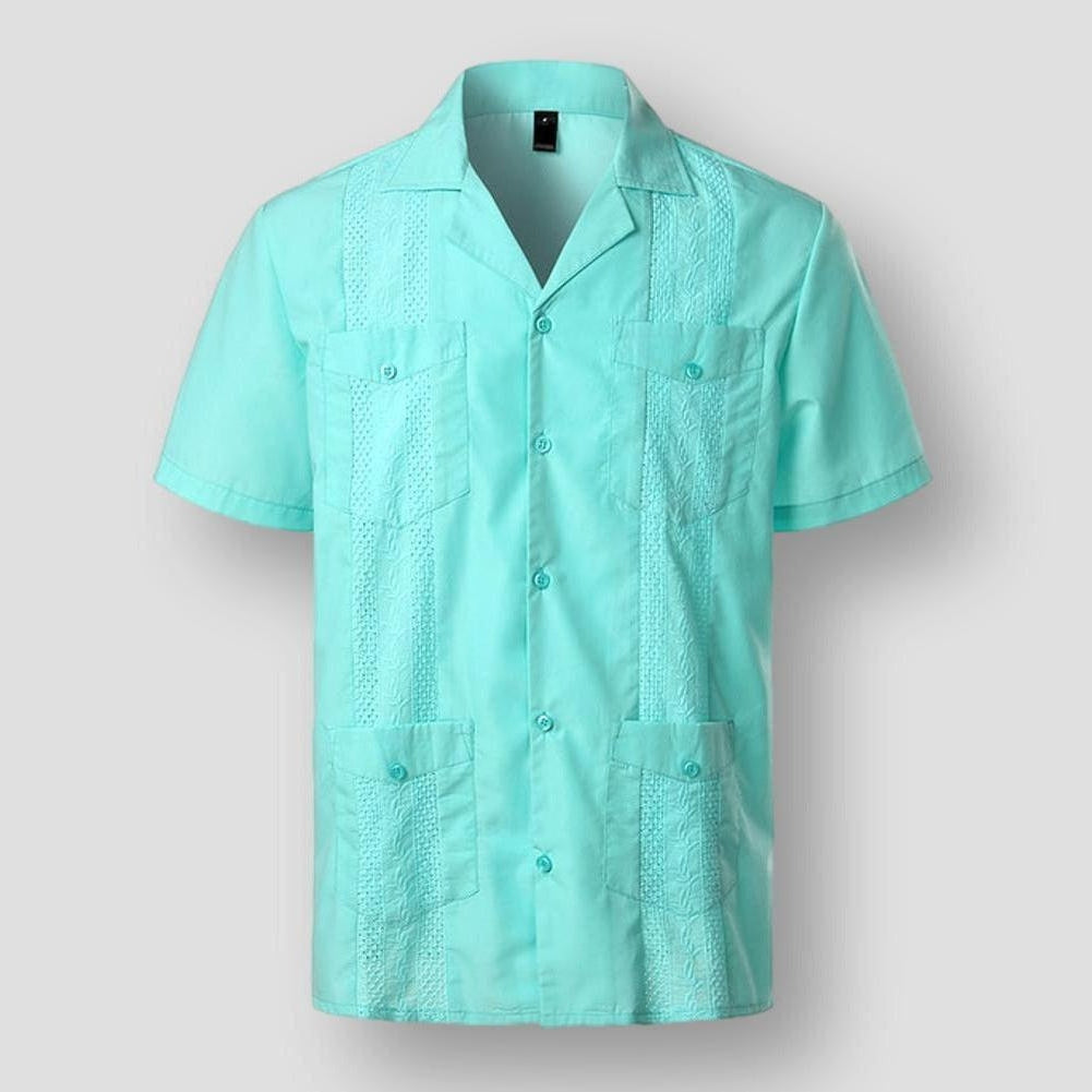 "Chemise brodée homme style tropical, motifs détaillés, tissu doux, couleurs variées pour élégance et confort insulaires."