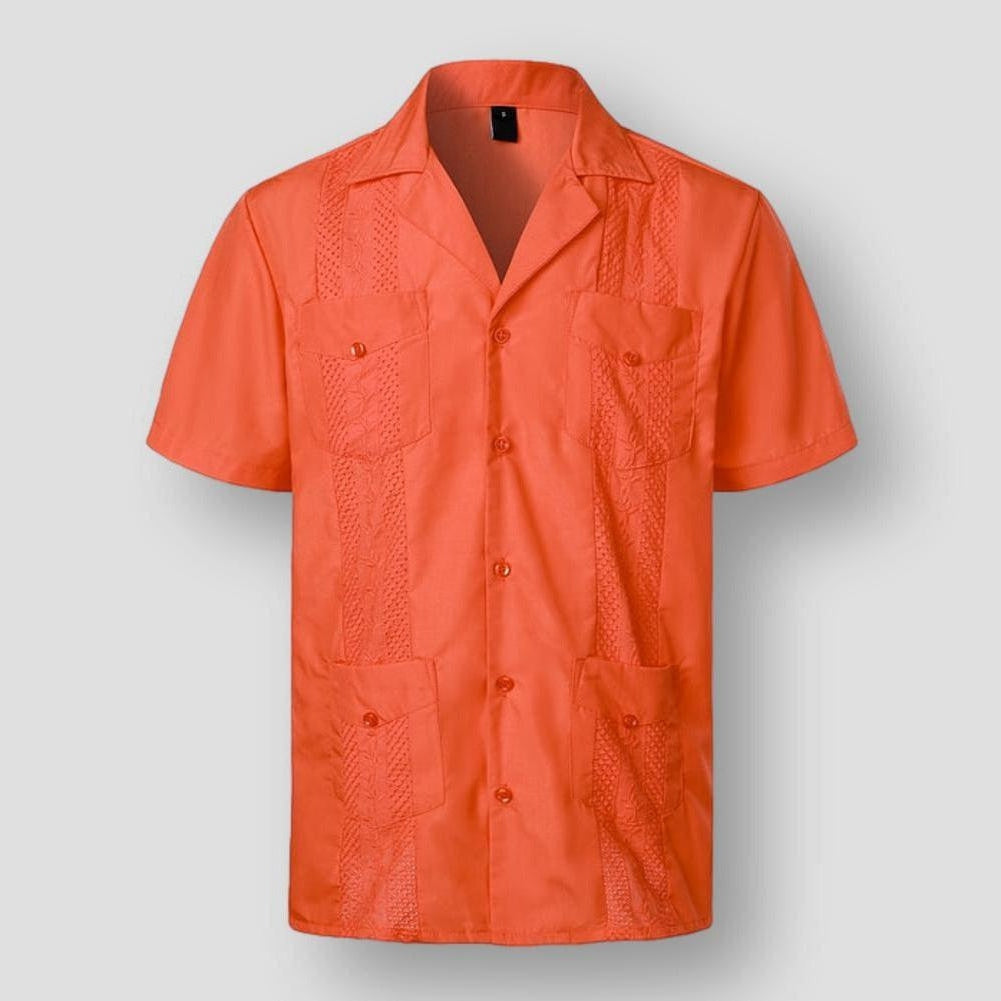 "Chemise brodée homme style tropical, motifs détaillés, tissu doux, couleurs variées pour élégance et confort insulaires."