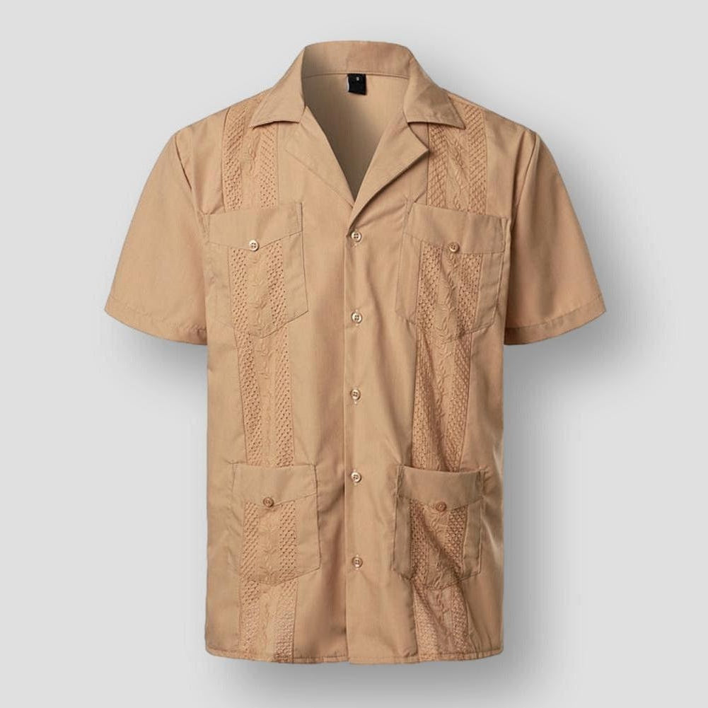 "Chemise brodée homme style tropical, motifs détaillés, tissu doux, couleurs variées pour élégance et confort insulaires."