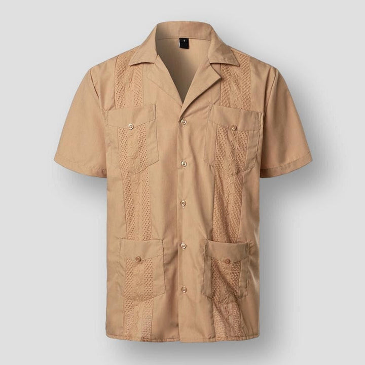 "Chemise brodée homme style tropical, motifs détaillés, tissu doux, couleurs variées pour élégance et confort insulaires."