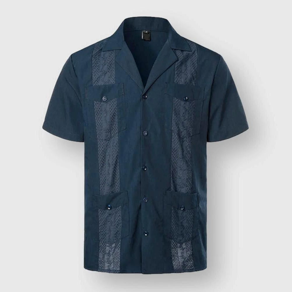 "Chemise brodée homme style tropical, motifs détaillés, tissu doux, couleurs variées pour élégance et confort insulaires."
