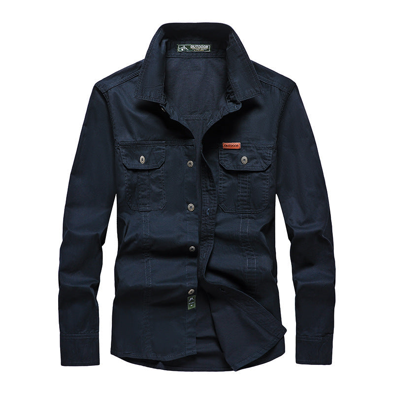 Homme portant une chemise cargo fonctionnelle à manches longues, polyvalente pour travail ou loisirs en extérieur.