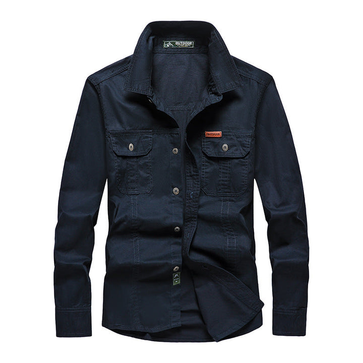 Homme portant une chemise cargo fonctionnelle à manches longues, polyvalente pour travail ou loisirs en extérieur.