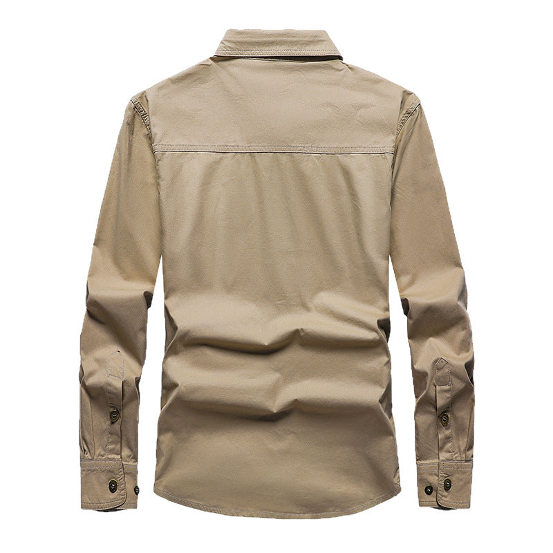 Détail d'une chemise cargo homme à manches longues, montrant les poches pratiques et la coupe ample et confortable.