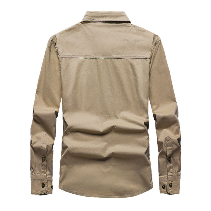 Détail d'une chemise cargo homme à manches longues, montrant les poches pratiques et la coupe ample et confortable.