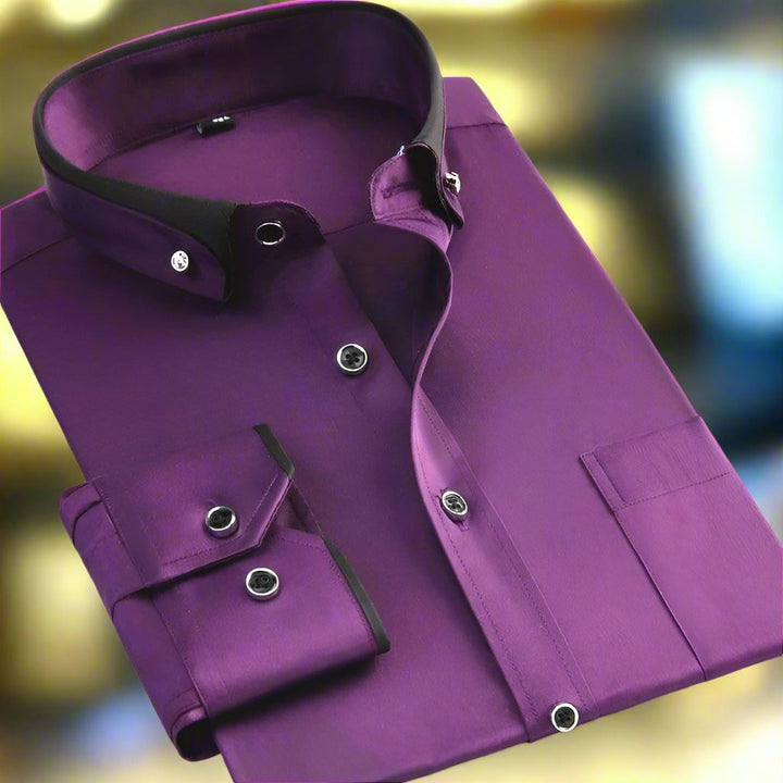 Chemise homme essentielle à manches longues, pliée. Vêtement polyvalent pour la mode masculine d'automne, bureau ou décontracté.