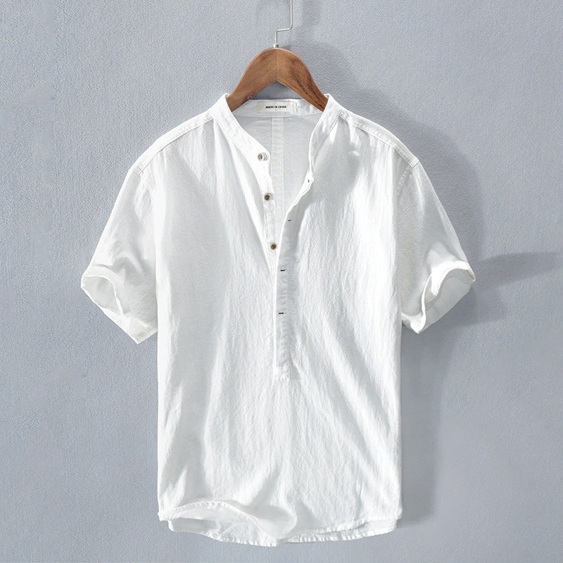Chemise homme en lin respirant à manches courtes, coupe confortable pour l'été. Mode masculine décontractée.