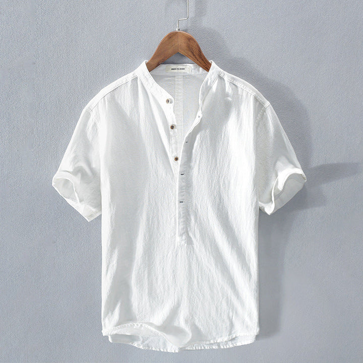 Chemise homme en lin respirant à manches courtes, coupe confortable pour l'été. Mode masculine décontractée.