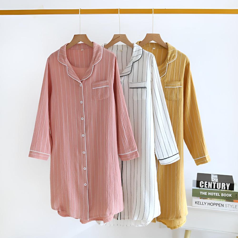 Chemise de nuit femme élégante à rayures pastel, douce et confortable, idéale pour la détente.