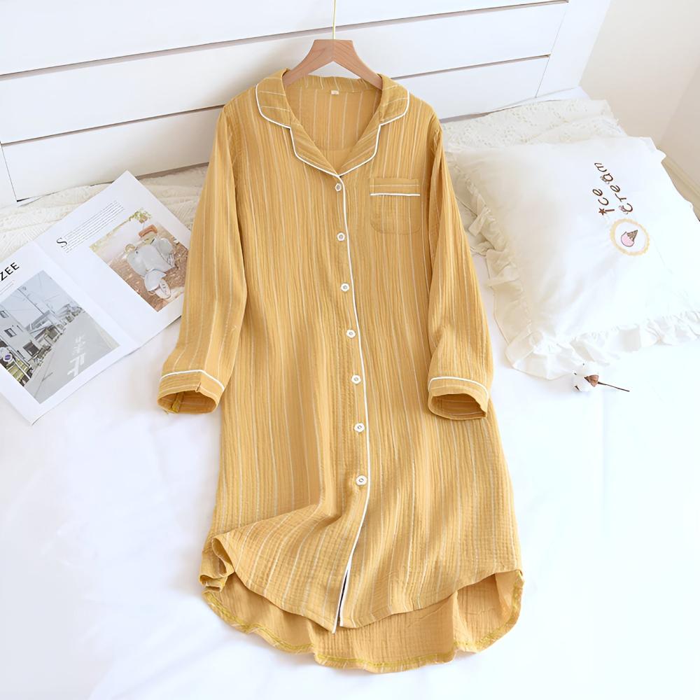 Robe de nuit femme à rayures pastel, style printanier, décontractée et féminine pour une nuit légère.