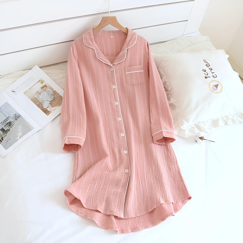 Vêtement de nuit femme doux à rayures pastel, parfait pour la détente à la maison, confort absolu.